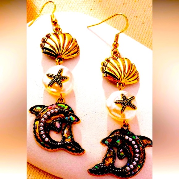 Paparazzi Jewelry - 🐬⚪️🐚 “DELIGHTFUL DOLPHIN” GOLD EARRINGS ~ PAPARAZZI❗️ BEAUTIFUL❗️🐚⚪️🐬